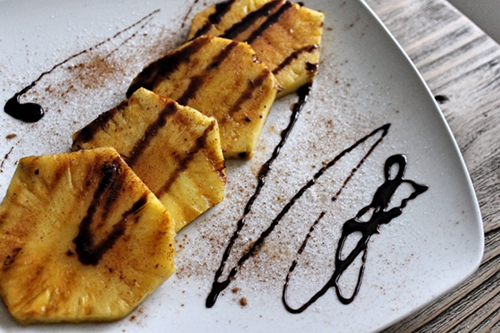 Ananas e Banana grigliate con salsa al cioccolato profumata all'arancio ed anice stellato