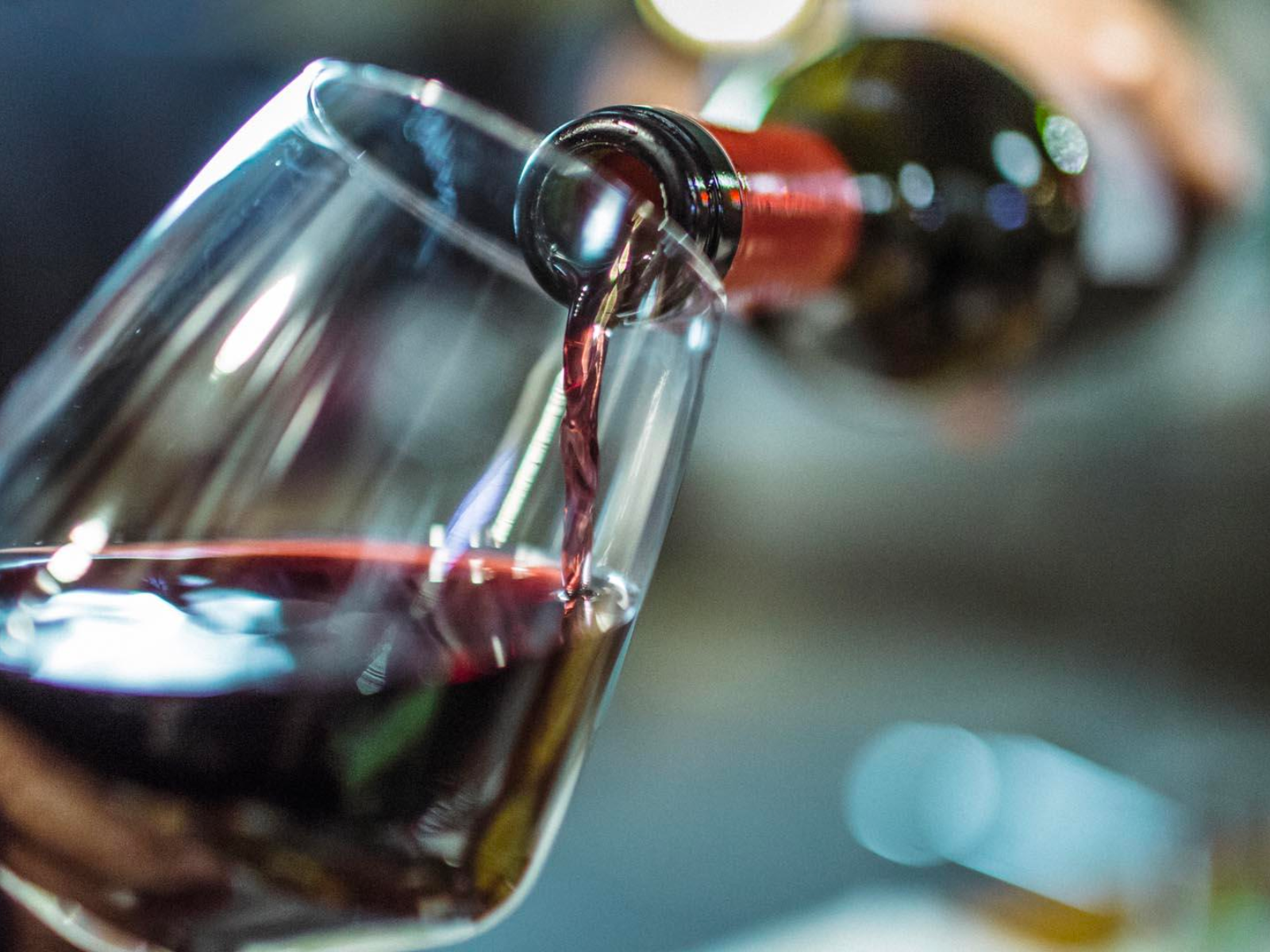 Il barbecue nel mondo del vino: abbinamenti perfetti tra carni alla griglia e vini di qualità