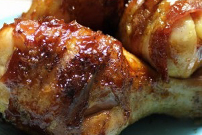 Petto di pollo in manto di bacon con patate schiacciate all'erba cipollina