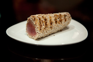 Tagliata di tonno marinata alla soia in crosta di sesamo